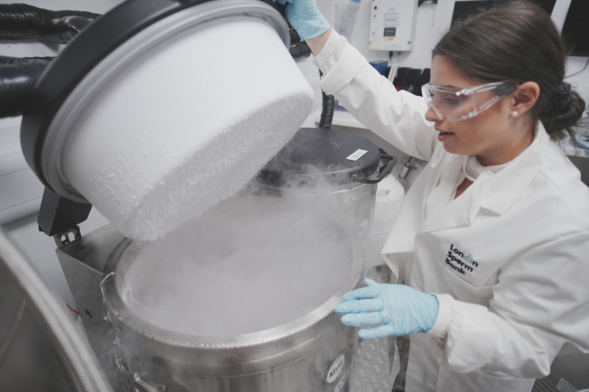 DSC09353 Nicole at LSB looking in the tank